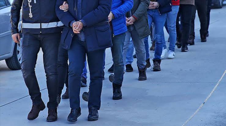 İzmir merkezli FETÖ operasyonunda 6 gözaltı
