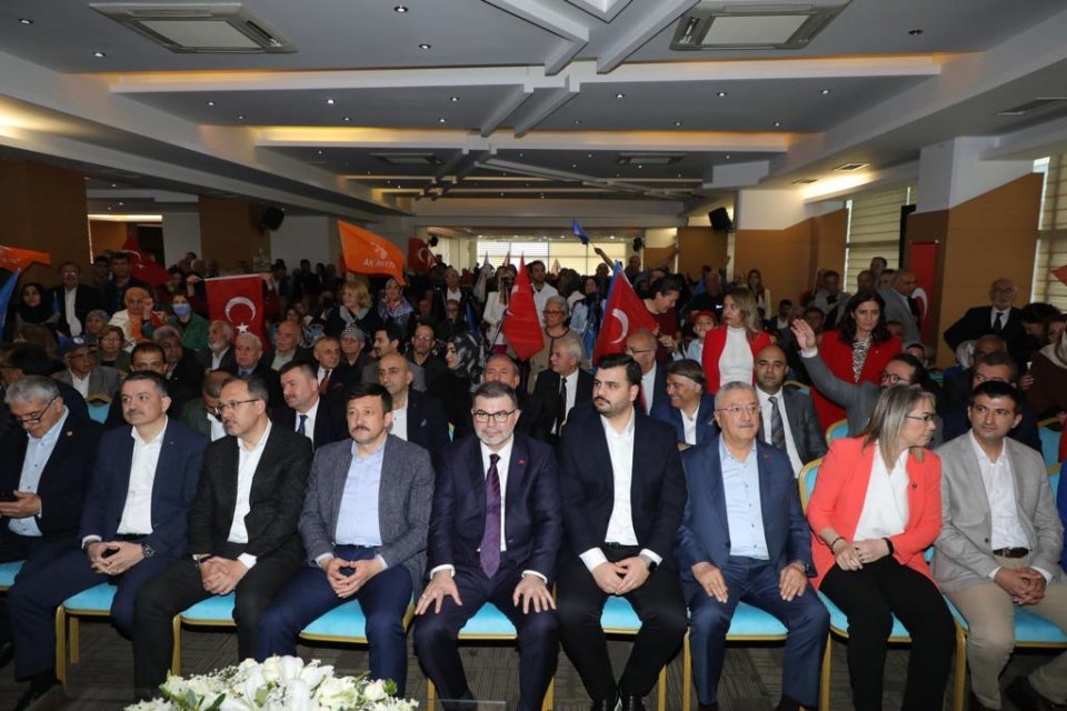 AK Parti İzmir İl Başkanlığında bayramlaşma programı düzenlendi