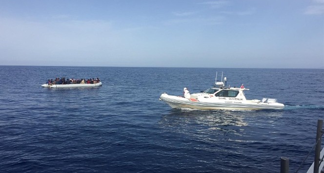 Foça'da 42 sığınmacı kurtarıldı