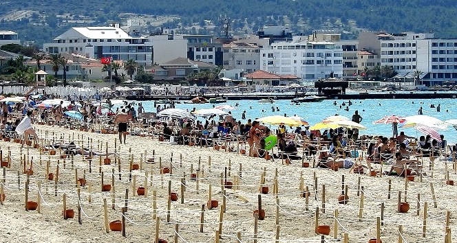 Çeşme plajlarında sosyal mesafeli tatil