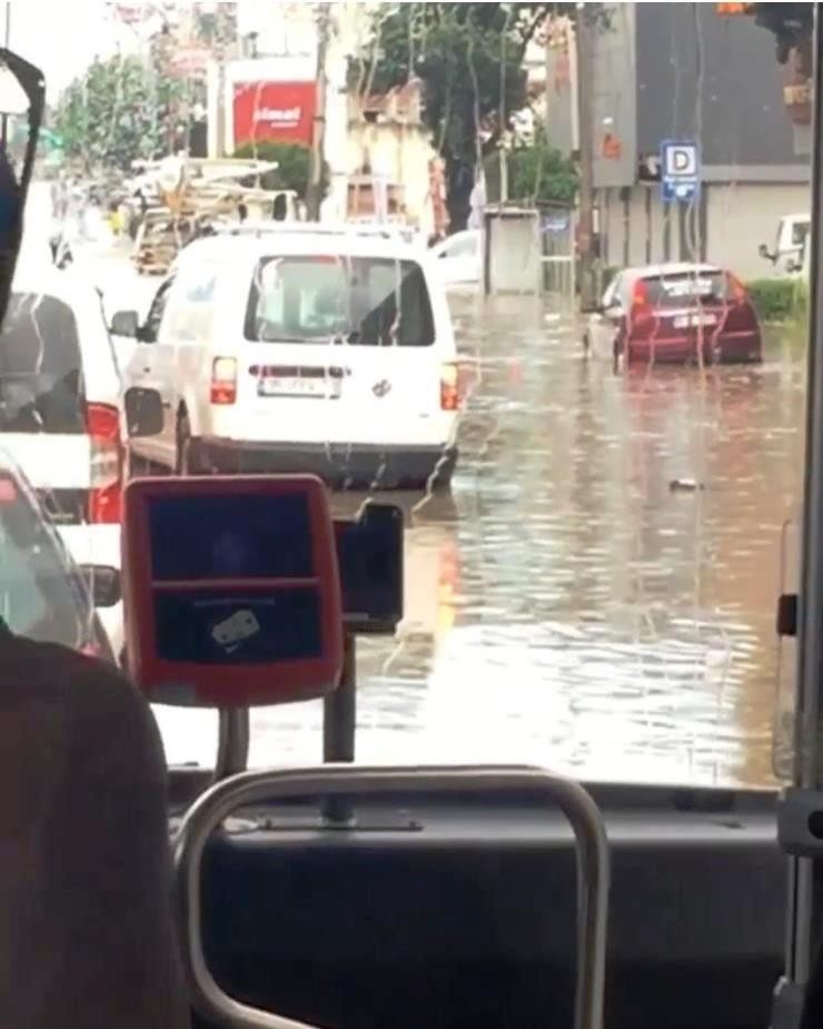 Sağanak yağış, dakikalar içinde İzmir'de hayatı felç etti