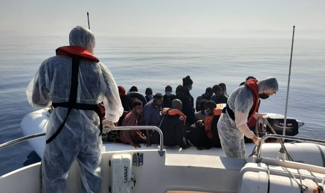 İzmir açıklarında 27 düzensiz göçmen yakalandı