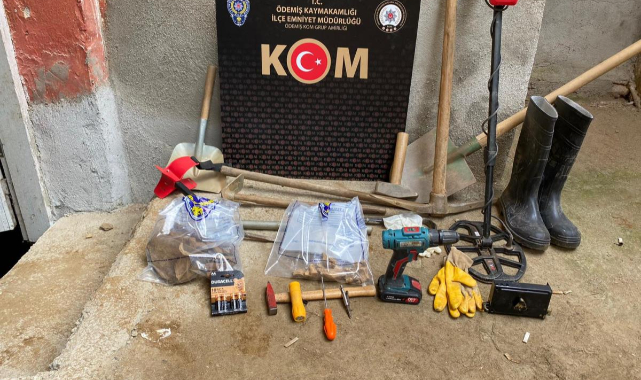 İzmir'de bir evde kaçak kazı yaptıkları iddiasıyla 3 kişi yakalandı