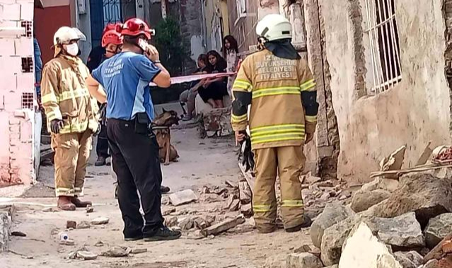 İzmir'de tadilat halindeki binada çökme: 1 yaralı
