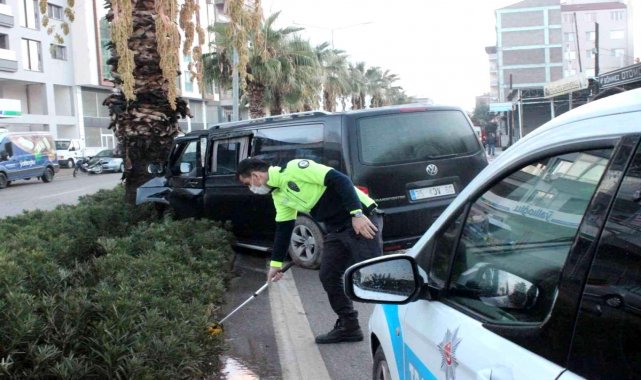 İzmir'de trafik kazası : 1'i ağır 3 kişi yaralandı