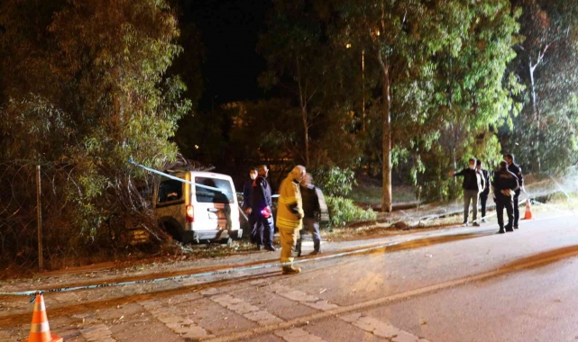 İzmir'de kontrolden çıkan otomobil ağaca çarptı: 1 ölü, 2 yaralı
