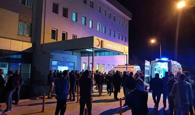 İzmir'de minibüs traktör römorkuna çarptı: 3 yaralı