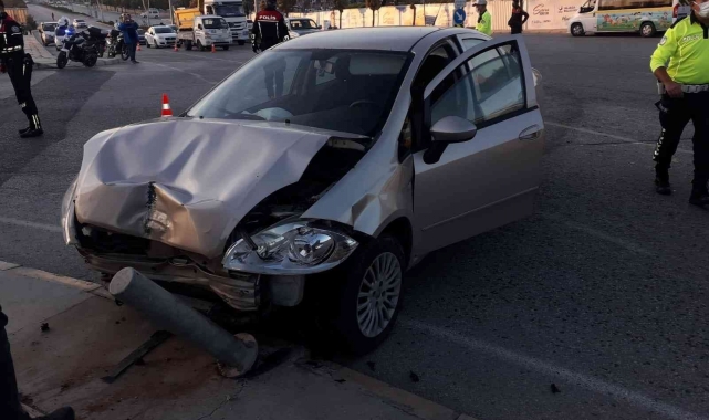 İzmir'de ticari taksi ile otomobil çarpıştı: 4 yaralı