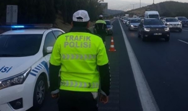İzmir'de trafik kurallarına uymayan 18 bin 261 sürücüye ceza