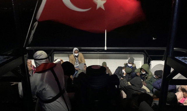 İzmir'de Türk kara sularına geri itilen 274 düzensiz göçmen kurtarıldı