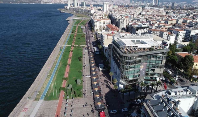 İzmirliler 10 Kasım'da 350 metrelik Atatürk posteriyle yürüdü