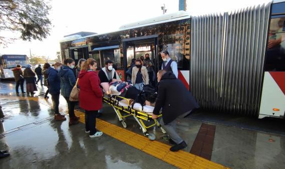 İzmir'de Otobüste fenalaşan yolcuyu şoför hastaneye yetiştirdi
