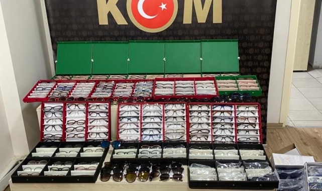 İzmir'de 600 bin TL değerinde kaçak gözlük ve gözlük çerçevesi ele geçirildi
