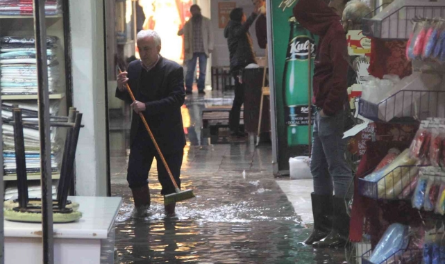 İzmir'de esnafın yağmur suyu çilesi