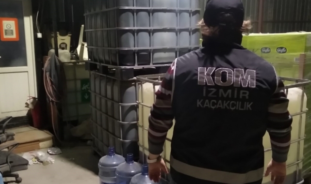 İzmir'de kaçak akaryakıt deposuna baskın: Binlerce litre ele geçirildi