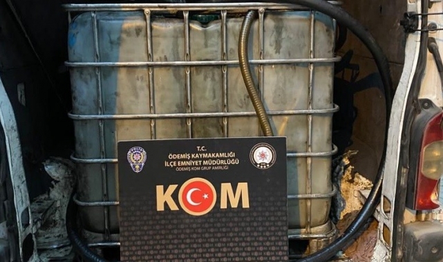 İzmir'de kaçak akaryakıt üretiminde kullanılan 2 ton atık yağ ele geçirildi