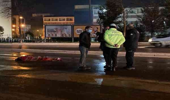 İzmir’de Yolun karşısına geçerken otomobilin çarptığı adam hayatını kaybettİ