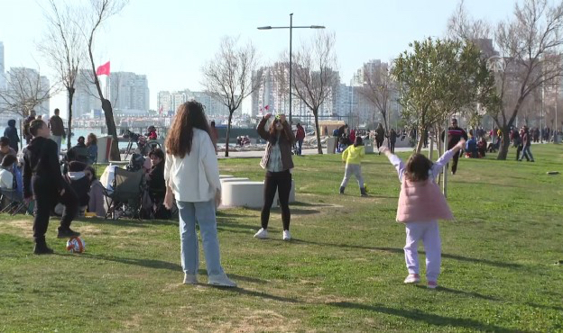 Güzel havayı fırsat bilen İzmirli vatandaşlar Kordonboyu'na akın etti