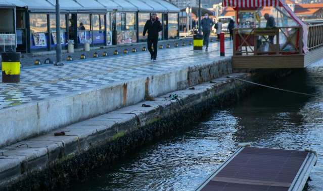 İzmir'de deniz suyu, poyraz nedeniyle yaklaşık 60 santimetre çekildi