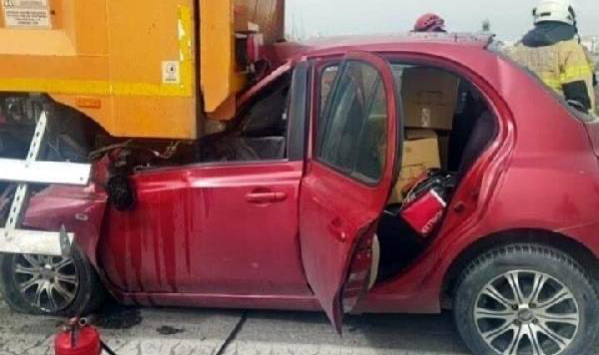 İzmir'de emniyet şeridine çekilen TIR'a otomobil çarptı: 1 ölü, 1 yaralı