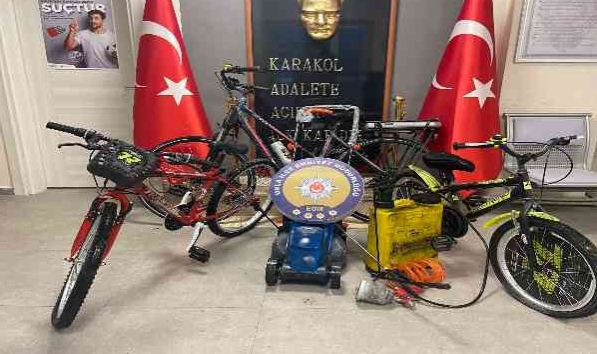 İzmir'de hırsızlar, evde uyuşturucu maddesi kullanırken kıskıvrak yakalandı
