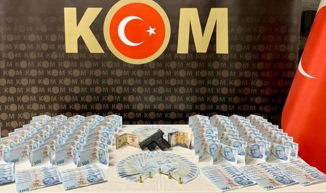 İzmir'de sahte parayla alışveriş yaparak piyasaya sürmeye çalışan 3 zanlı tutuklandı