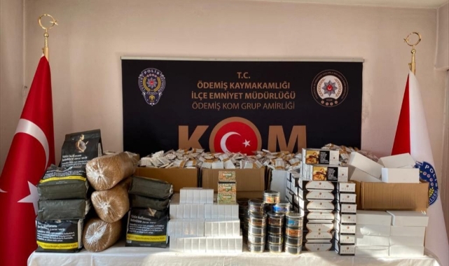 İzmir'in Ödemiş ilçesinde bir iş yerinde 60 bini dolu 76 bin makaron ile 22 kilo kıyılmış tütün ele geçirildi