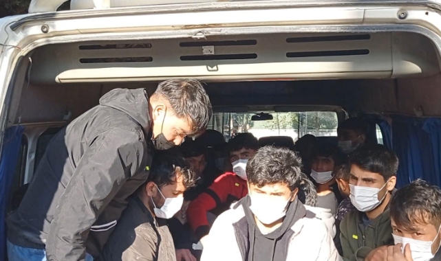 İzmir Jandarmaları 54 düzensiz göçmeni yakaladı