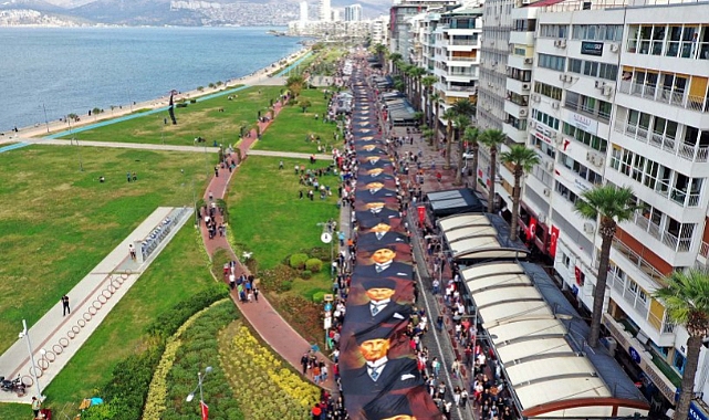 350 metrelik Atatürk posteri, binlerce İzmirli gençler tarafından taşındı