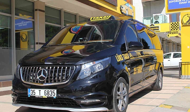 8 kişilik kapasitesi olan lüks taksiler, İzmir'de ulaşımın yeni gözdesi oldu