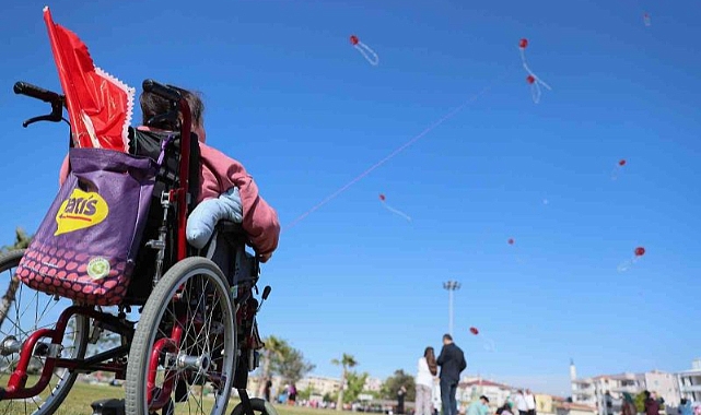 Aliağa'da Engelliler Haftasında özel çocuklar uçurtma şenliğinde bir araya geldiler