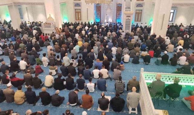 Bayramda vatandaşlar  Bilal Saygılı Camii ve Külliyesi'nde