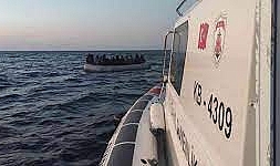 Çeşme'de 25 düzensiz göçmen kurtarıldı