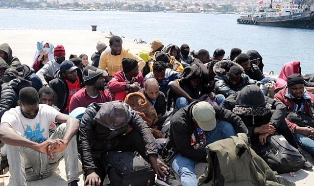 Foça'da 45 kaçak kaçak göçmen kurtarıldı