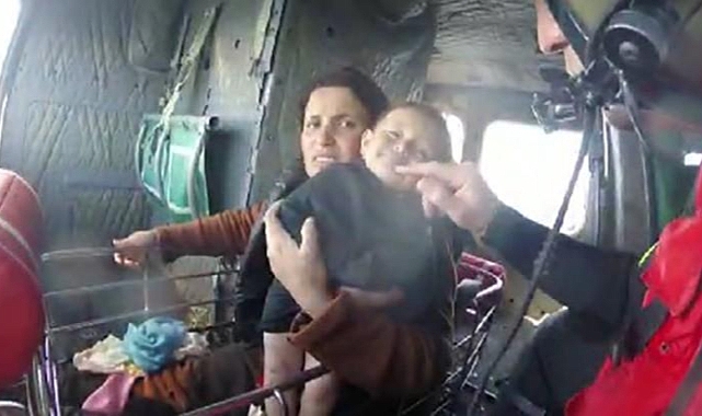 Göçmen kadını kucağındaki bebek ile Sahil Güvenlik kurtardı