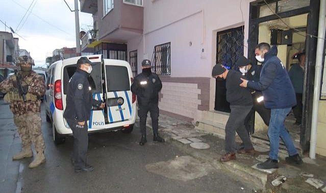 İzmir'de çeşitli suçlardan aranan kişilere yönelik helikopter destekli operasyon