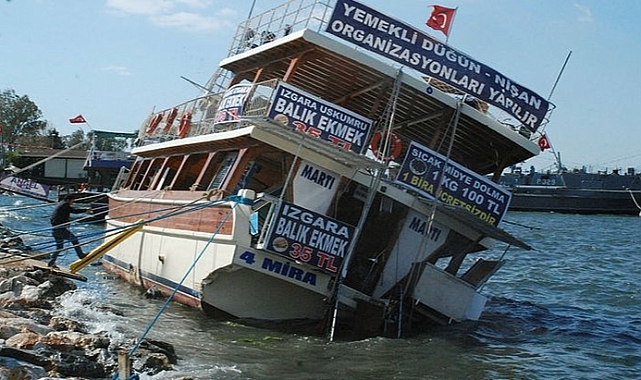İzmir'de gece başlayan rüzgar, İnciraltı'nda bir tekneyi devirdi