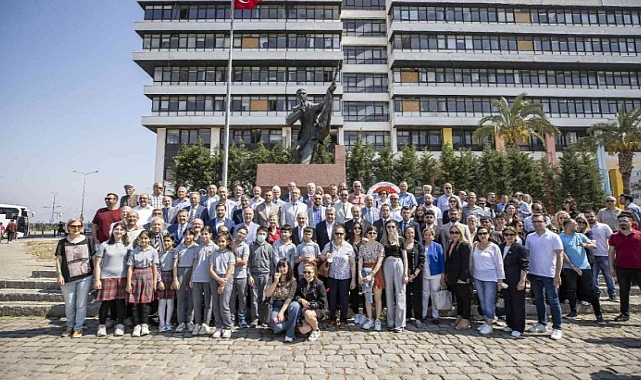 İzmirli gazeteciler İlk Kurşun Anıtı önünde Hasan Tahsin'i andı