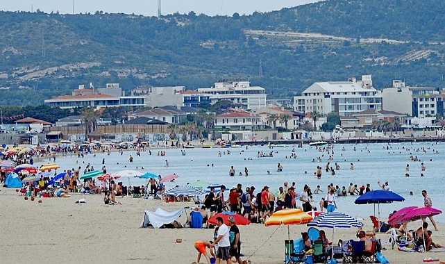 Sıcaklık arttı tatilciler plajlara akın etti
