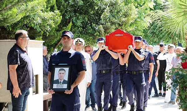 Uzman çavuş AKKAŞ Antalya'da düzenlenen cenaze töreniyle gözyaşları ile defnedildi