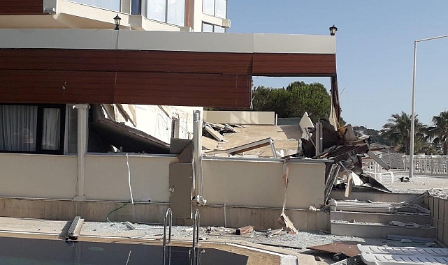 Çeşme'de bir otelin terası büyük gürültü ile terası çöktü