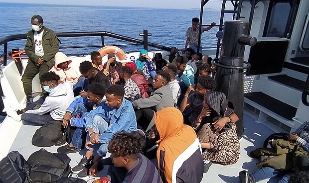 Foça ve Çeşme açıklarında 58 düzensiz göçmen kurtarıldı