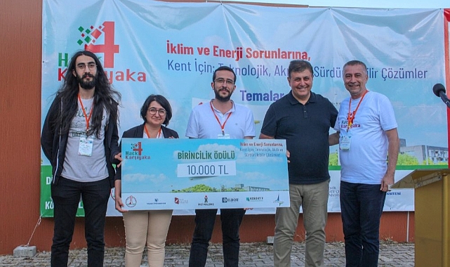 Hack4Karşıyaka'da Girişimcilik ruhuna sahip üniversite öğrencileri ödüllerini aldı
