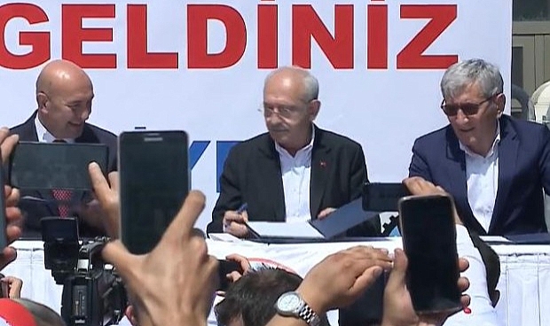 İzmir Büyükşehir Belediyesi TİS için imzaları attı