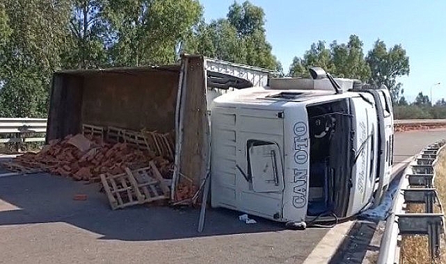 İzmir-Çeşme Otoyolu'nda tuğla yüklü kamyon devrildi