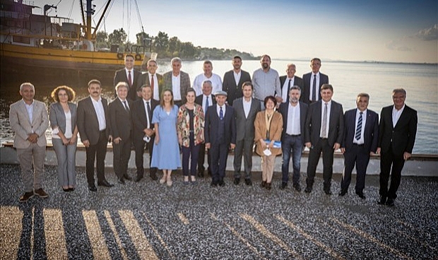 İzmir İl Başkanı Deniz Yücel ilçe başkanları ile bir araya geldi
