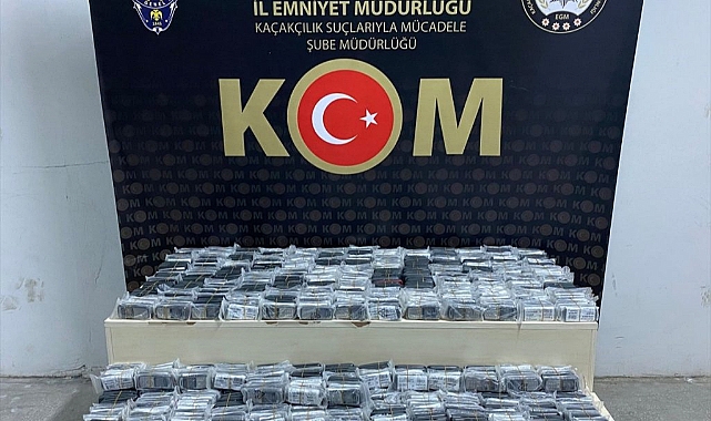İzmir polisi 990 gümrük kaçağı cep telefonu ele geçirdi