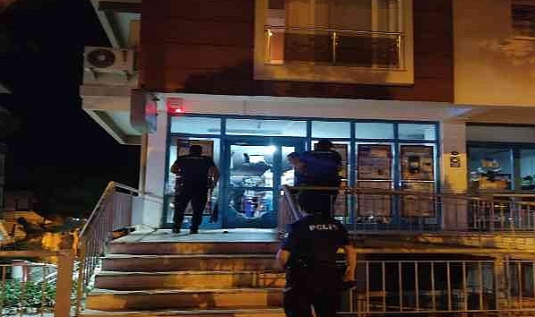 İzmir polisi market zincirine giren hırsızı suçüstü yakaladı