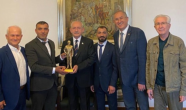 İzmir Seyyar Satıcılar Derneği Başkanı Kılıçdaroğlu'nu makamında ziyaret etti