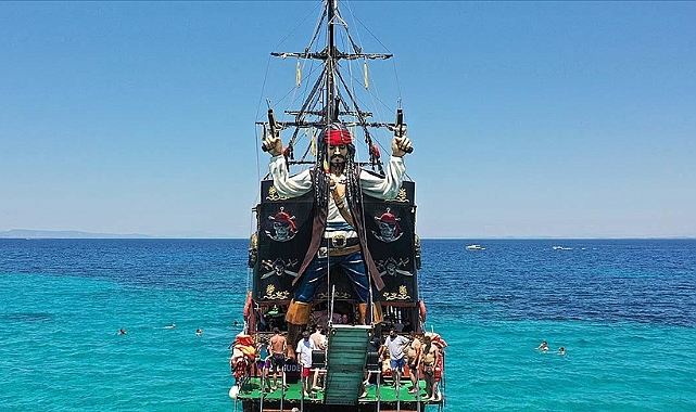 Karayip Korsanları figürüyle Ege'nin turkuaz renkli koylarına yolculuk